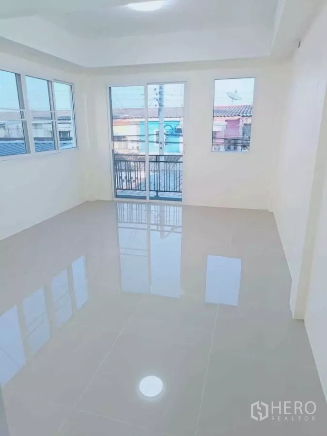 Home Office for rent in Bang Phli, Samut Prakan - Empty upper-floor room with balcony access and multiple windows.