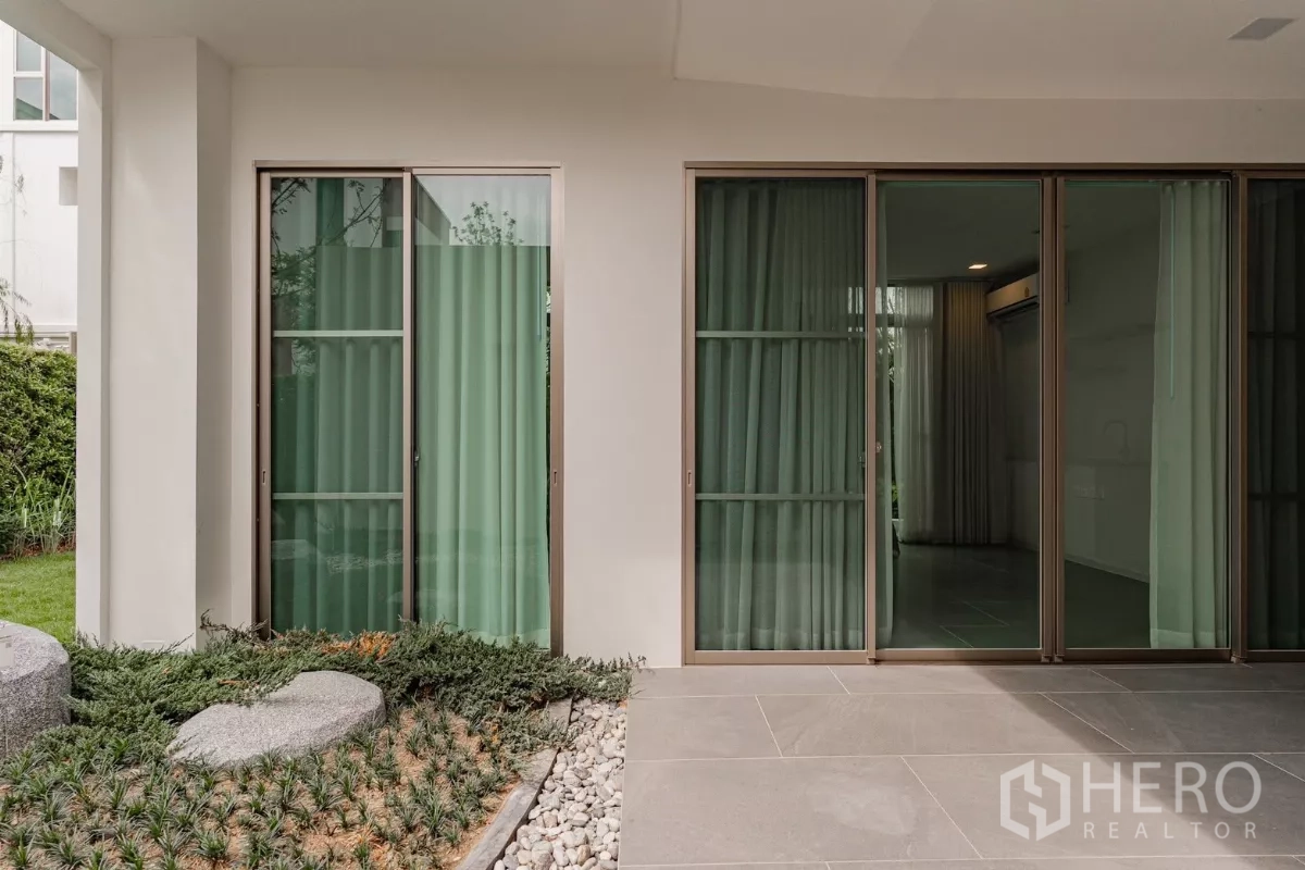 Detached House for rent in Saphan Sung, Bangkok - Sliding glass doors from rooms to a zen-inspired side garden.