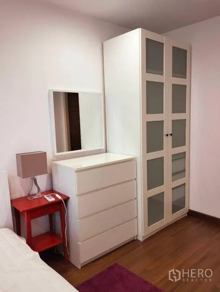 公寓 出售在Yan Nawa, Bangkok - 卧室收纳区，白色衣柜、抽屉柜与红色床头柜，木地板