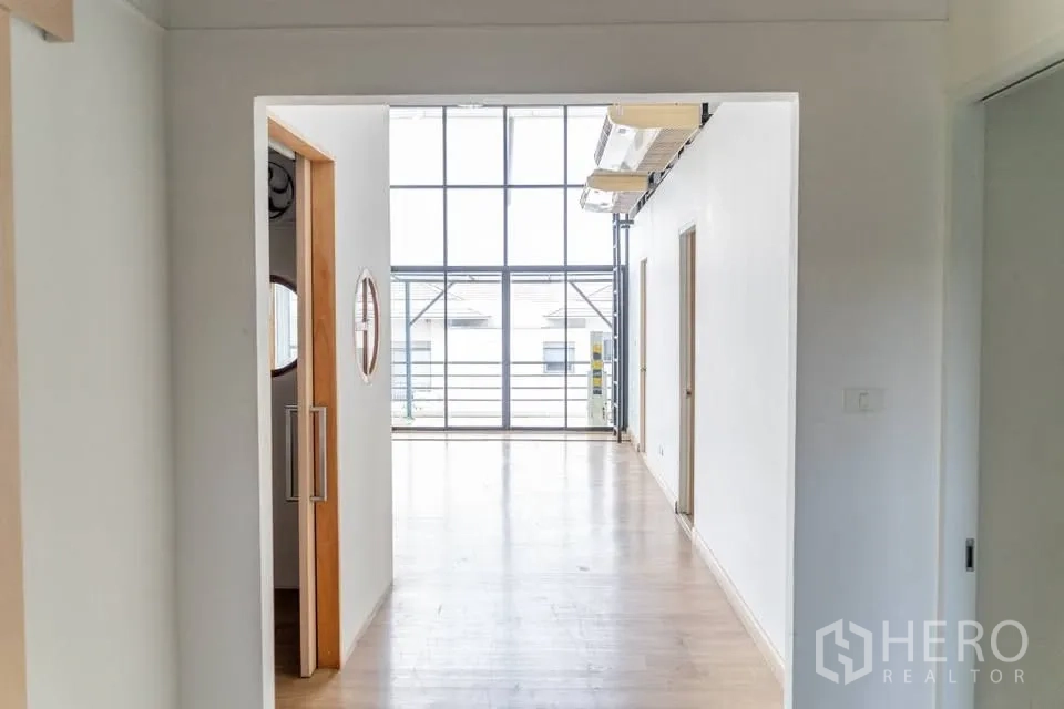 家庭办公室 for rent in Prawet, Bangkok - 走廊通向双层挑高的落地窗与阳台。