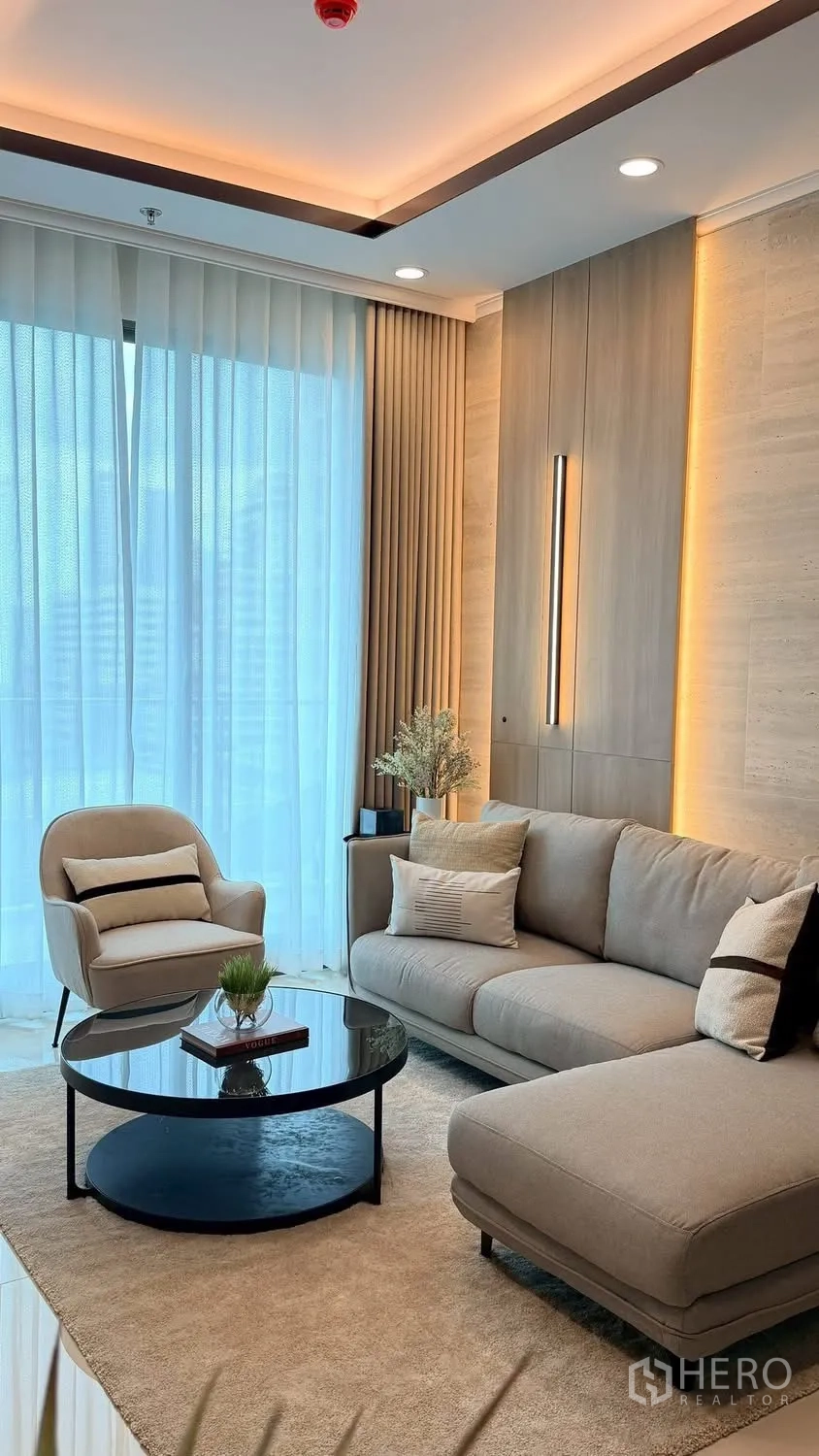 公寓 for rent in Watthana, Bangkok - 客厅配L型沙发、单椅与纱帘，采光充足。