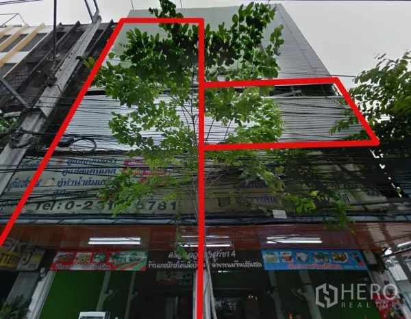 店屋 出租在Phra Khanong, Bangkok - 以红线标注出的目标商铺立面，便于识别所售单位。