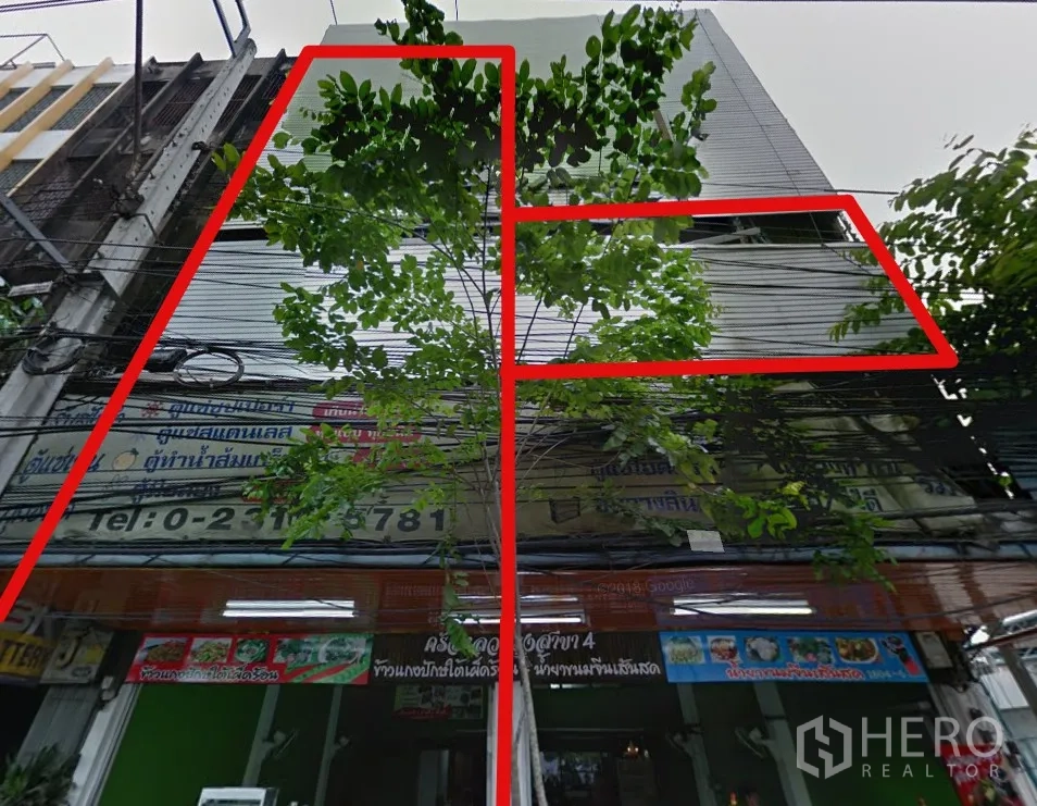 店屋 出租在Phra Khanong, Bangkok - 以红线标注出的目标商铺立面，便于识别所售单位。