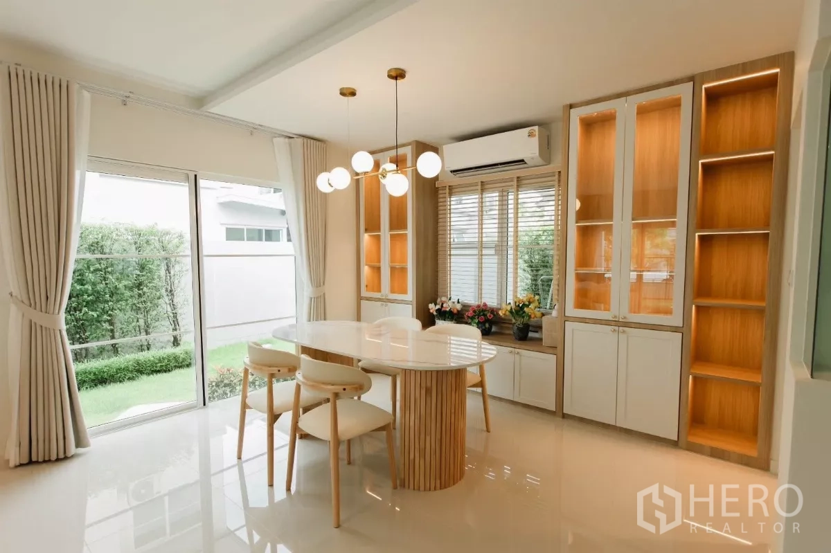 บ้าน ให้เช่าหรือขายในBang Phli, Samut Prakan - ห้องทานอาหารมีโคมแขวน ตู้โชว์บิวท์อิน และวิวสวน