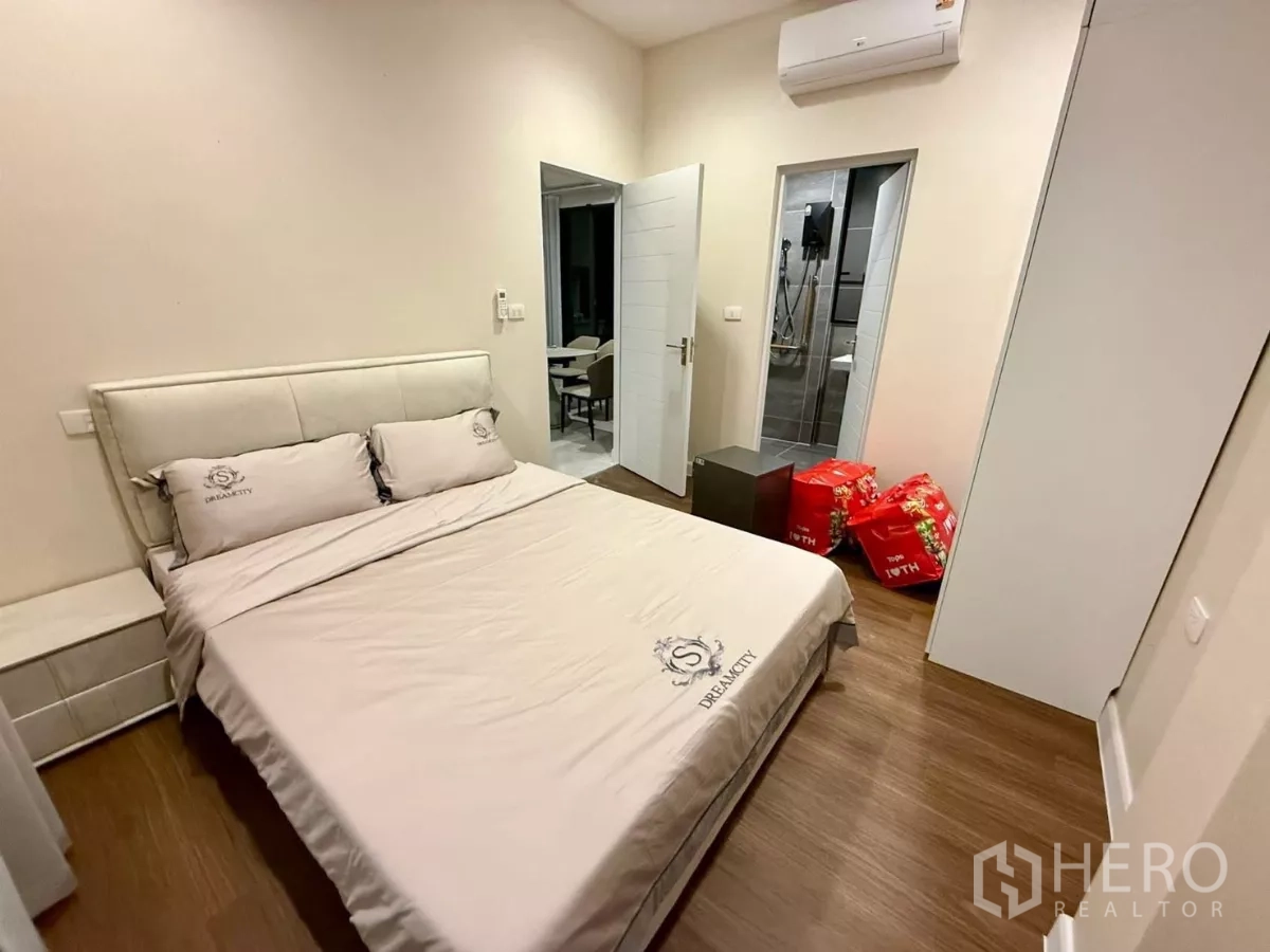 独立式住宅 出租在Bang Phli, Samut Prakan - 客卧配双人床、空调，并可通往套内卫浴。