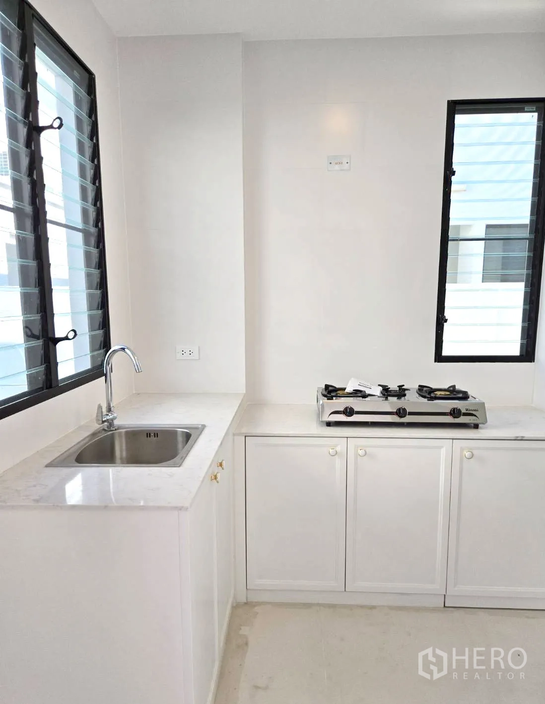 独立式住宅 出租在Saphan Sung, Bangkok - 洗衣房，博世洗衣机与烘干机及置物架。