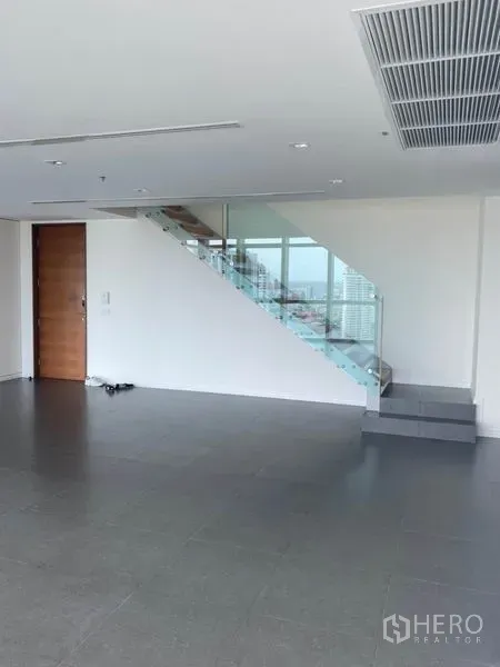 公寓 出租或出售在Khlong San, Bangkok - 室内玻璃栏杆楼梯，现代复式起居区。