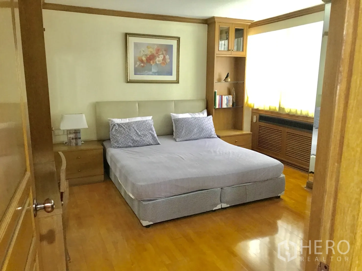 公寓 出租在Watthana, Bangkok - 第二卧室配特大床、书架与采光充足的大窗。