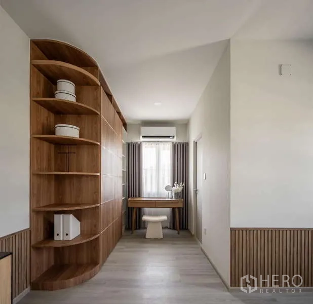 Detached House for rent or sale in Bang Phli, Samut Prakan - Dressing area with curved wooden shelving and vanity set under the window.