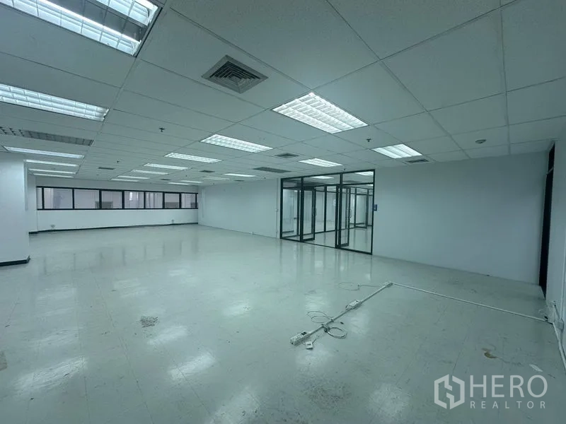 办公空间 出租在Phaya Thai, Bangkok - 宽大的空置办公室，白色吊顶板与中央空调出风口。