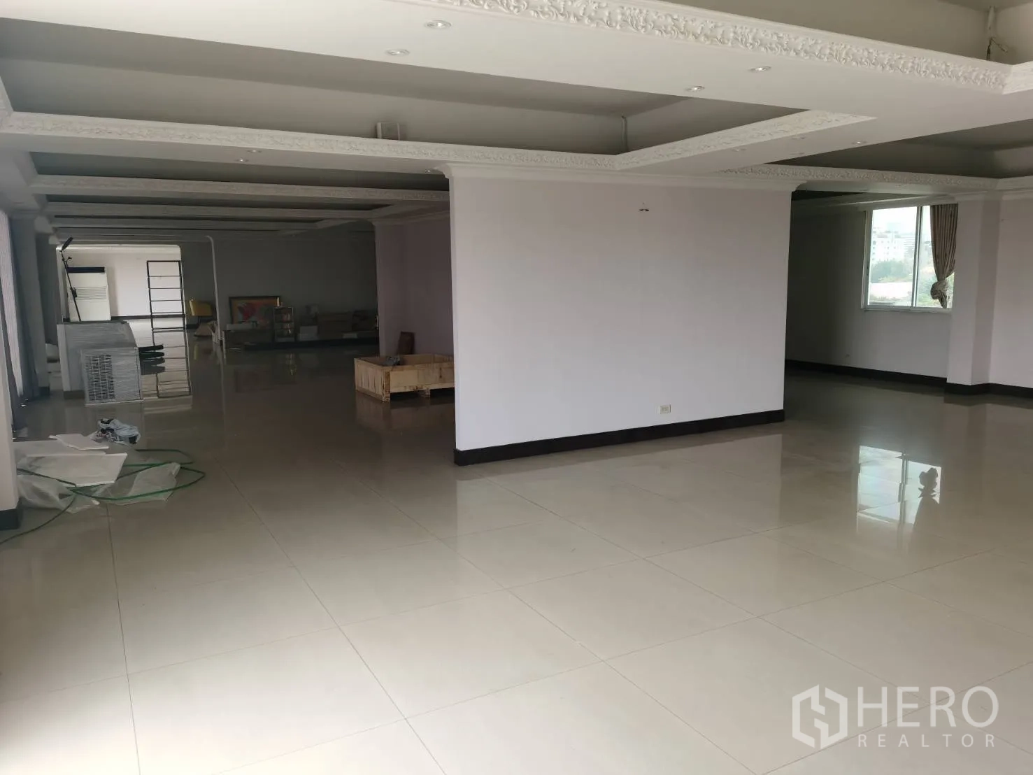 带办公室的家 出租或出售在Huai Khwang, Bangkok - 开放式办公室，多分区设计、嵌灯与瓷砖地面