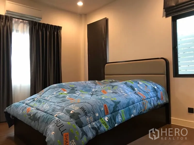 บ้าน ให้เช่าในBang Kapi, Bangkok - ห้องนอนเด็ก เตียงเดี่ยว หน้าต่าง และม่านทึบ