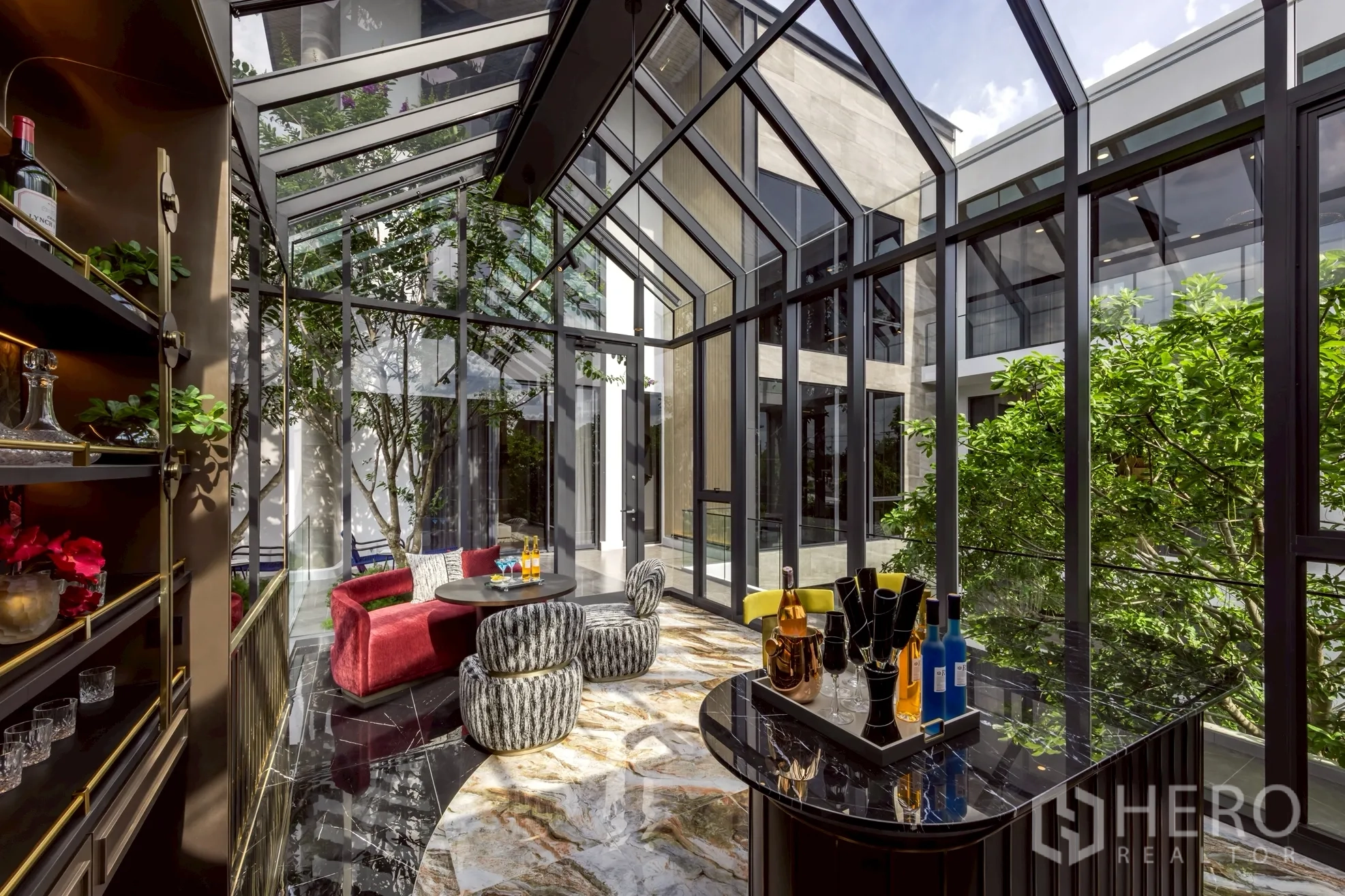 Detached House for rent in Saphan Sung, Bangkok - Glasshouse lounge with bar, curved seating and garden views under a glazed roof.
