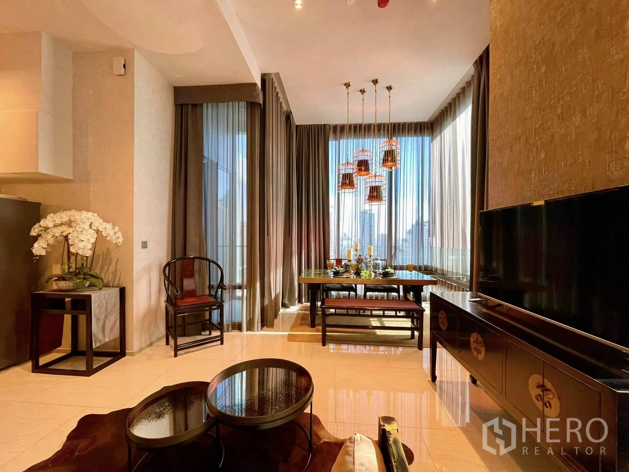 公寓 for rent in Bang Rak, Bangkok - 餐区设造型吊灯、巨幅窗景与城市背景。