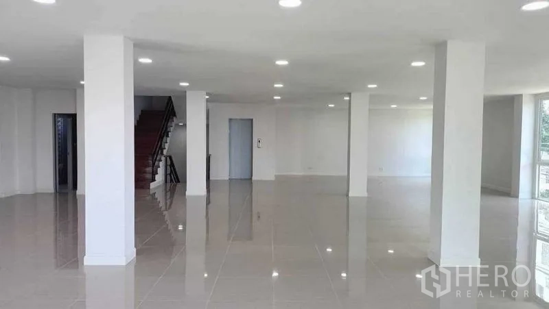 带办公室的家 出售在Huai Khwang, Bangkok - 宽阔大厅，抛光地面、立柱与楼梯，适合布置工位。