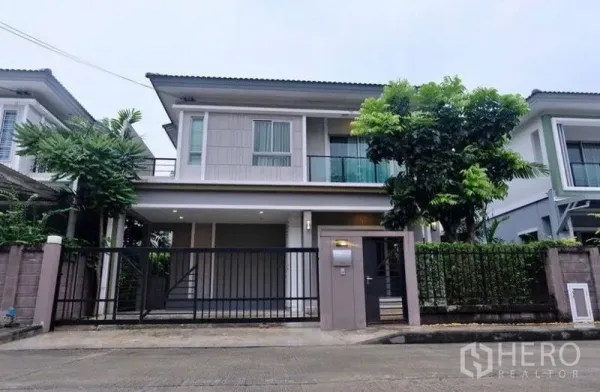 บ้าน ให้เช่าในSuan Luang, Bangkok - บ้านเดี่ยวสองชั้นพร้อมโรงจอดรถ ประตูรั้ว ระเบียง และต้นไม้ใหญ่ ในย่านเงียบสงบเขตสวนหลวง