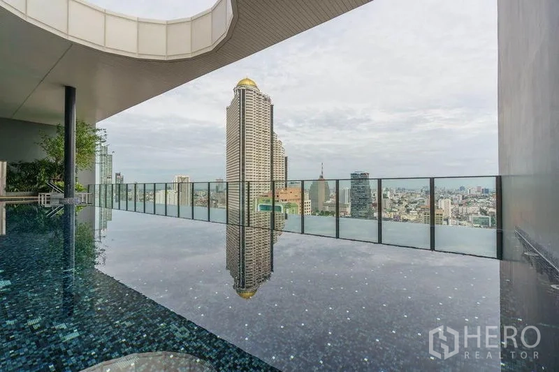 公寓 出租或出售在Bang Rak, Bangkok - 屋顶无边际泳池，玻璃护栏，远眺曼谷天际线。