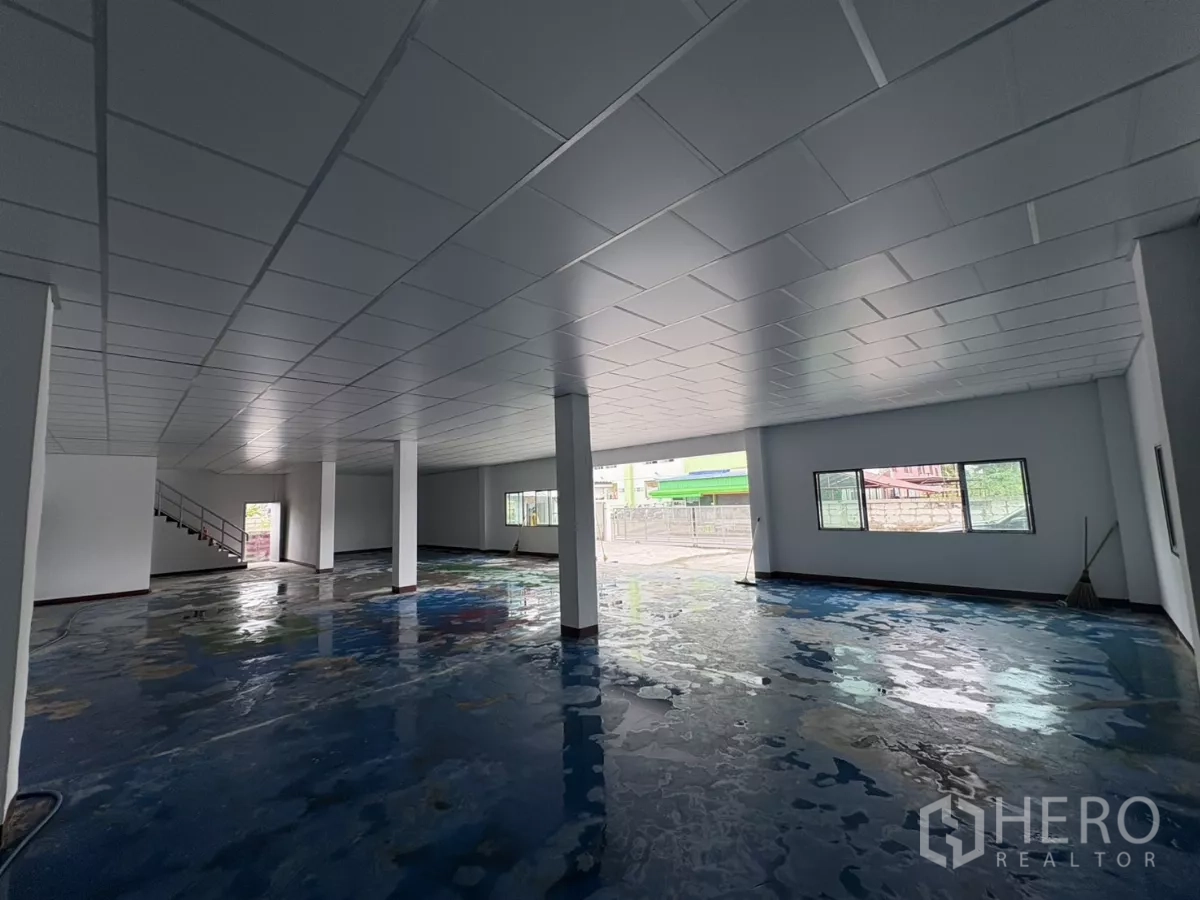 Factory for rent in Khlong Toei, Bangkok - Another view of the open office level with columns and glossy floor.