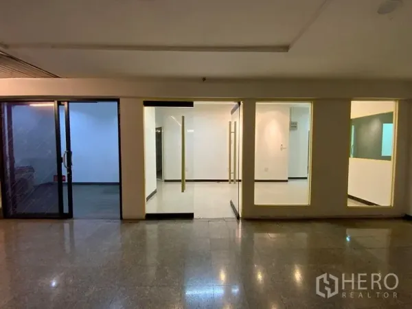 สำนักงาน ให้เช่าในWatthana, Bangkok - ด้านหน้าสำนักงานติดกระจกตลอดแนวทางเดินอาคาร พร้อมประตูเลื่อน