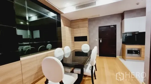 คอนโด ขายในWatthana, Bangkok - ห้องทานข้าวพร้อมตู้บิวท์อินผนังเงา ใกล้ทางเข้าและครัว