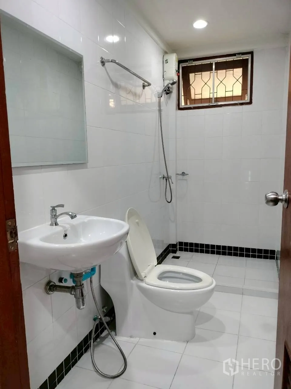 家庭办公室 for rent in Watthana, Bangkok - 卫浴配淋浴器、座厕与墙镜。