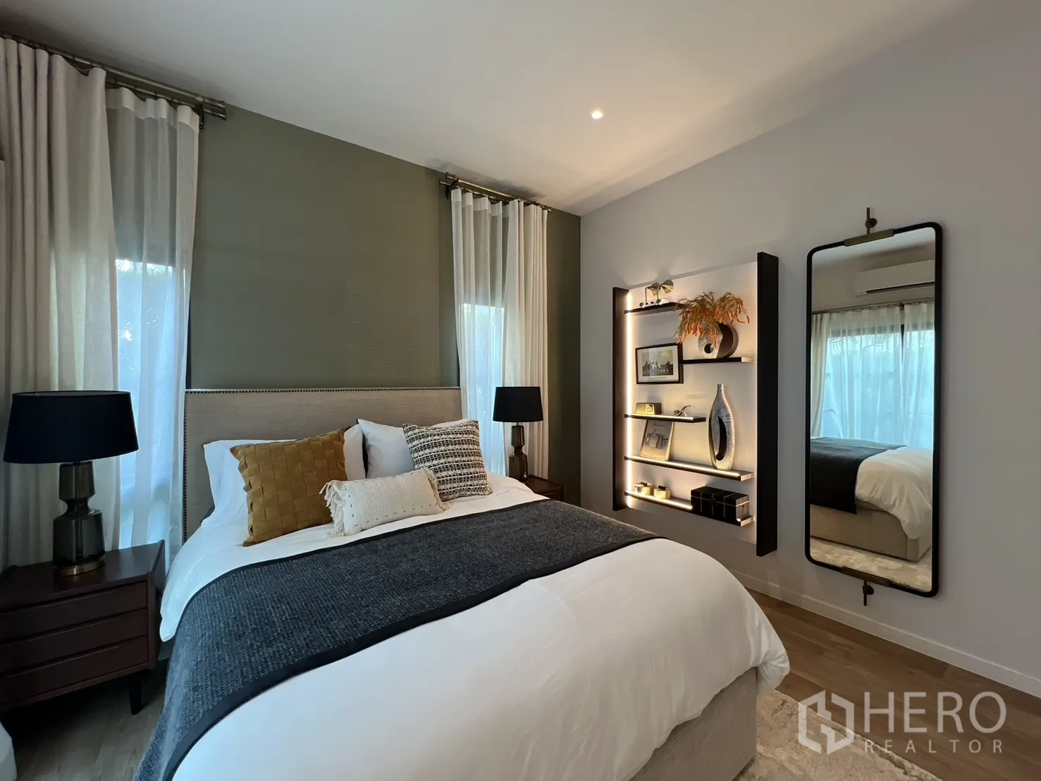 独栋房屋 for rent in Bang Phli, Samut Prakan - 卧室配软包床、床头柜、纱帘与带灯展示层架。