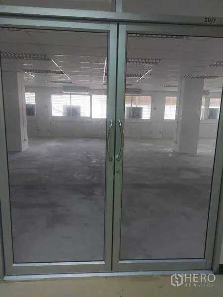 Office Space for rent in Pathum Wan, Bangkok - Glass entryway facing a spacious office area with natural light.