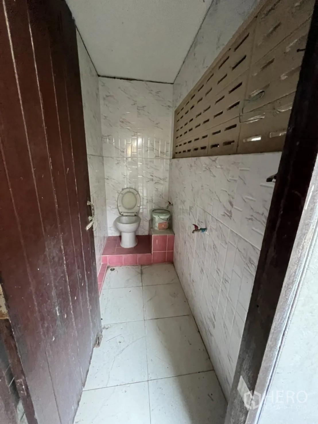 带办公室的家 出租在Watthana, Bangkok - 小型卫生间，白色墙砖与坐便器。