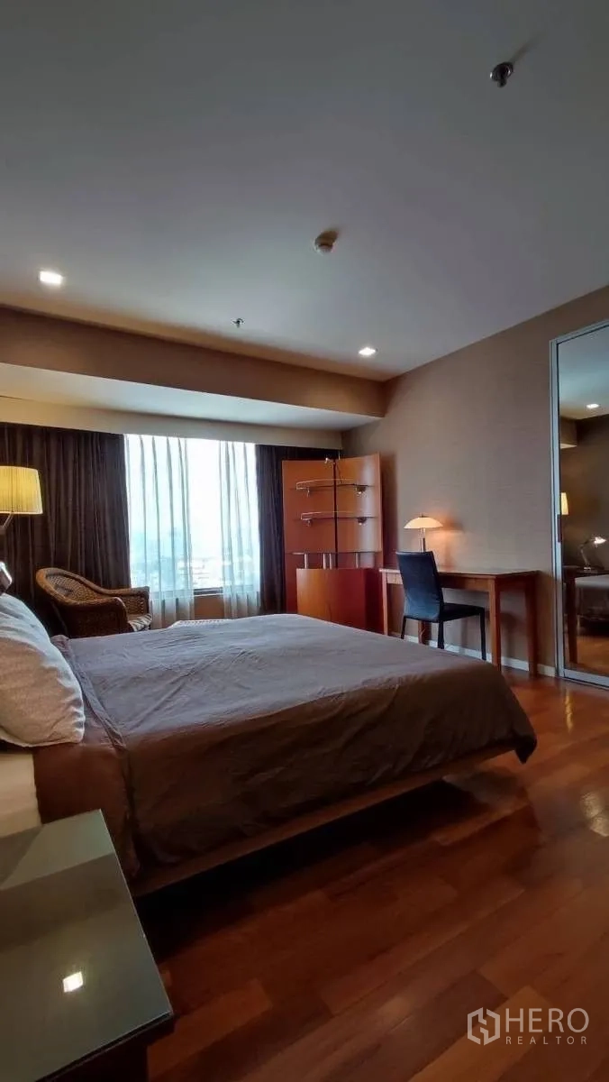 คอนโด ให้เช่าในSathon, Bangkok - มุมห้องนอนใหญ่มีโต๊ะทำงาน ชั้นวางของ และหน้าต่างพร้อมผ้าม่าน