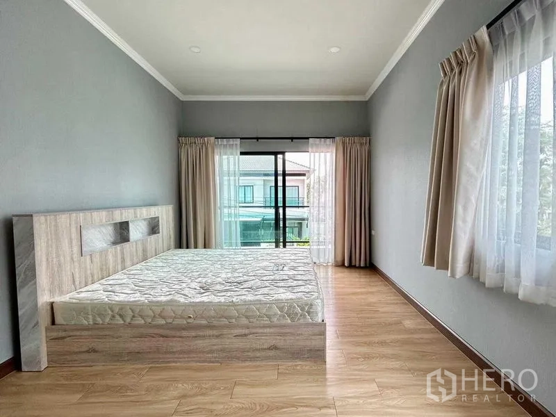 独立式住宅 出租在Khlong Sam Wa, Bangkok - 楼上卧室带阳台推拉门与转角窗
