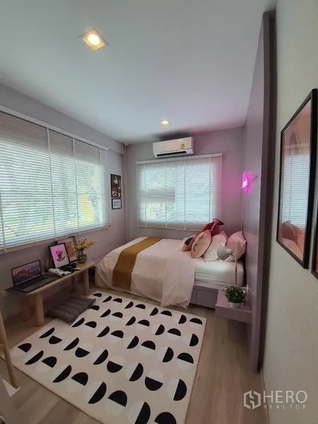 บ้าน ให้เช่าในPrawet, Bangkok - ห้องนอนอบอุ่น หน้าต่างบานกว้าง ม่านบังตา แอร์ และพรมลายกราฟิก