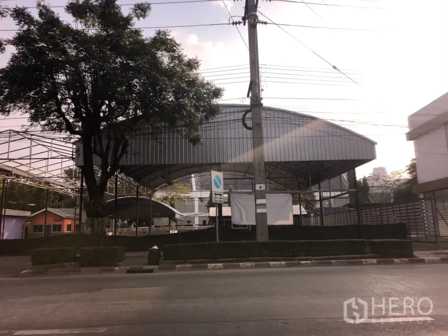 零售空间 出租在Huai Khwang, Bangkok - 位于曼谷Huai Khwang的临街封闭式商业用地，设大型钢结构覆顶棚与绿化大树。