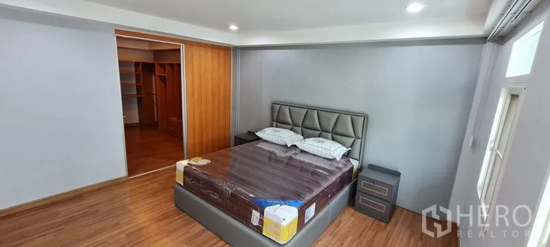 ทาวน์เฮาส์ ให้เช่าในWatthana, Bangkok - ห้องนอนใหญ่เชื่อมวอล์กอินโคลเซ็ตพร้อมชั้นบิลต์อิน