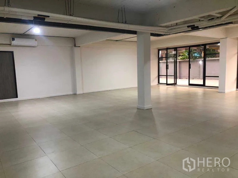 Office Space for rent in Phaya Thai, Bangkok - Open office floor with multiple AC units, columns and sliding glass doors.