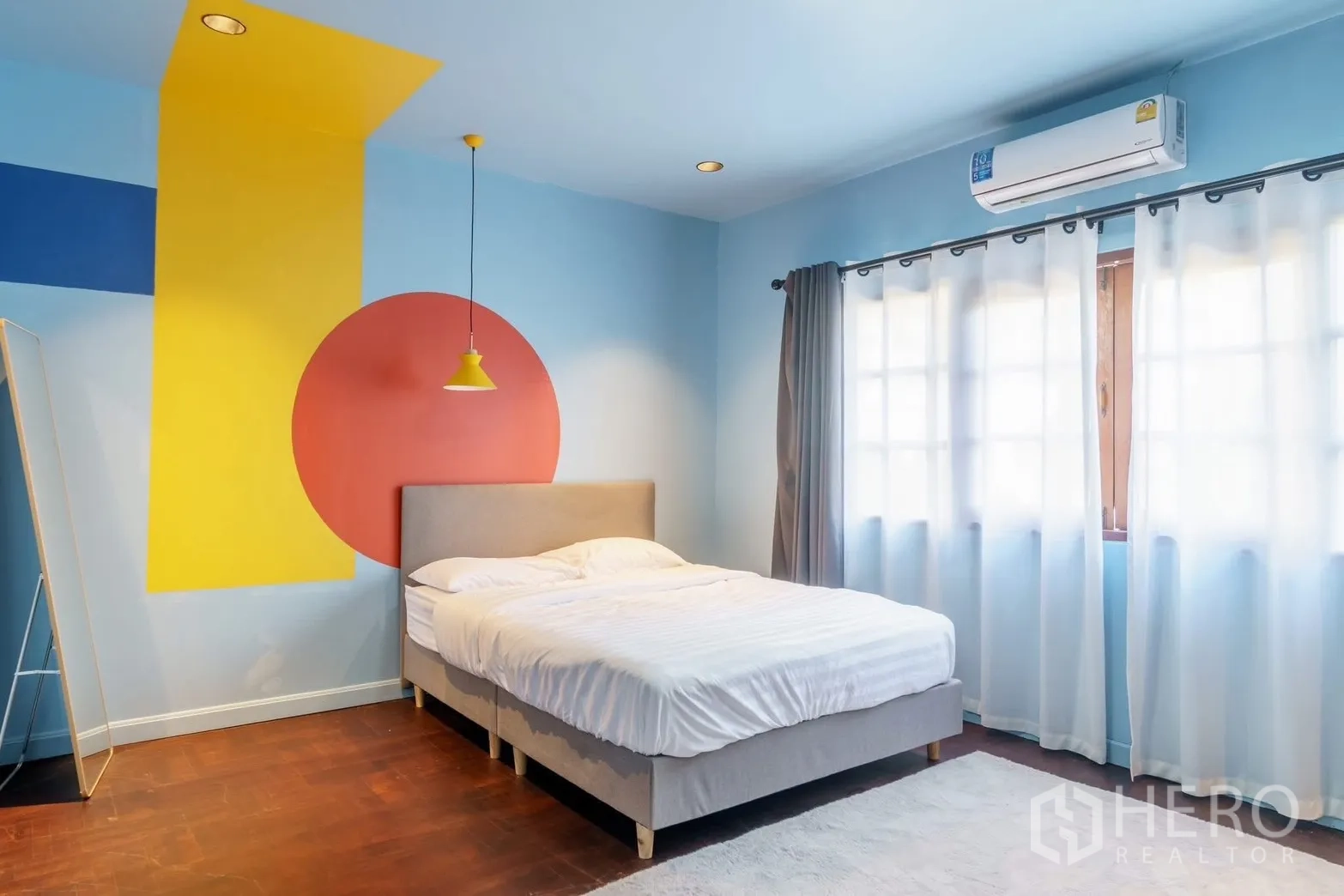 ทาวน์เฮาส์ for rent in Watthana, Bangkok - ห้องนอนสว่างสดใส ผนังลายกราฟิก เตียงควีน และเครื่องปรับอากาศ