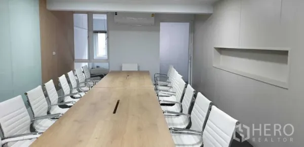 带办公室的家 出租或出售在Suan Luang, Bangkok - 明亮的会议室，长木桌和白色座椅。