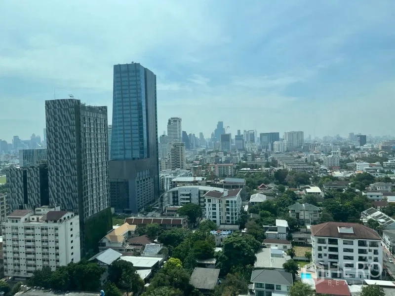 Condominium for sale in Phaya Thai, Bangkok - High-floor city view of Bangkok with modern towers and green neighborhoods.