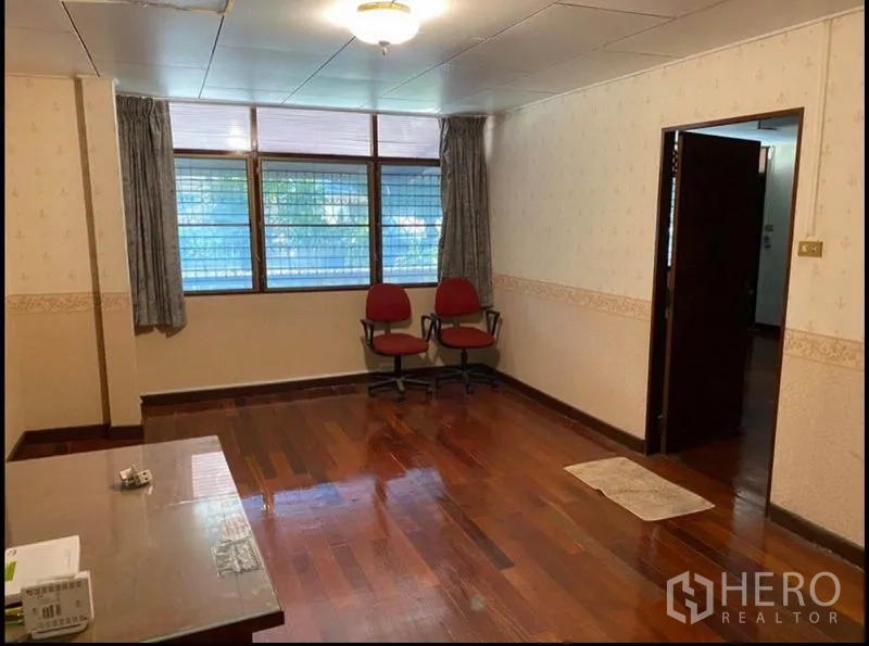 带办公室的家 出租在Suan Luang, Bangkok - 采光良好的房间，大窗与木地板，配两把办公椅，适合会议。