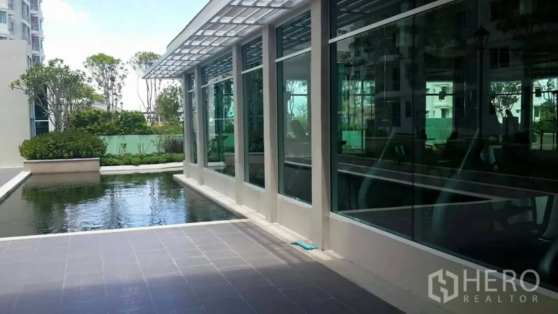คอนโด ขายในHuai Khwang, Bangkok - ฟิตเนสกระจกใสรอบด้าน มองเห็นสระน้ำตกแต่งและสวน