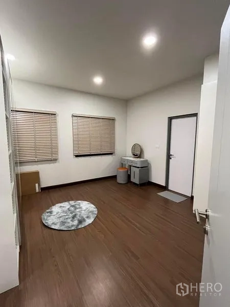 Detached House for rent - Flexible room with blinds and wood floors, ideal as study or extra bedroom.