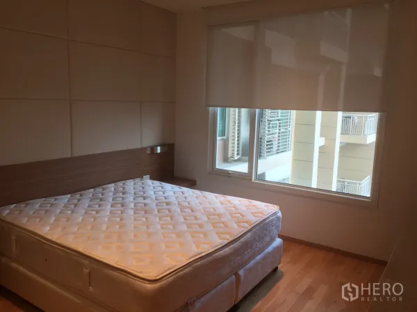 คอนโด ให้เช่าในSathon, Bangkok - ห้องนอนอบอุ่น หน้าต่างบานใหญ่ ม่านม้วน พื้นไม้ และที่นอนควีนไซส์
