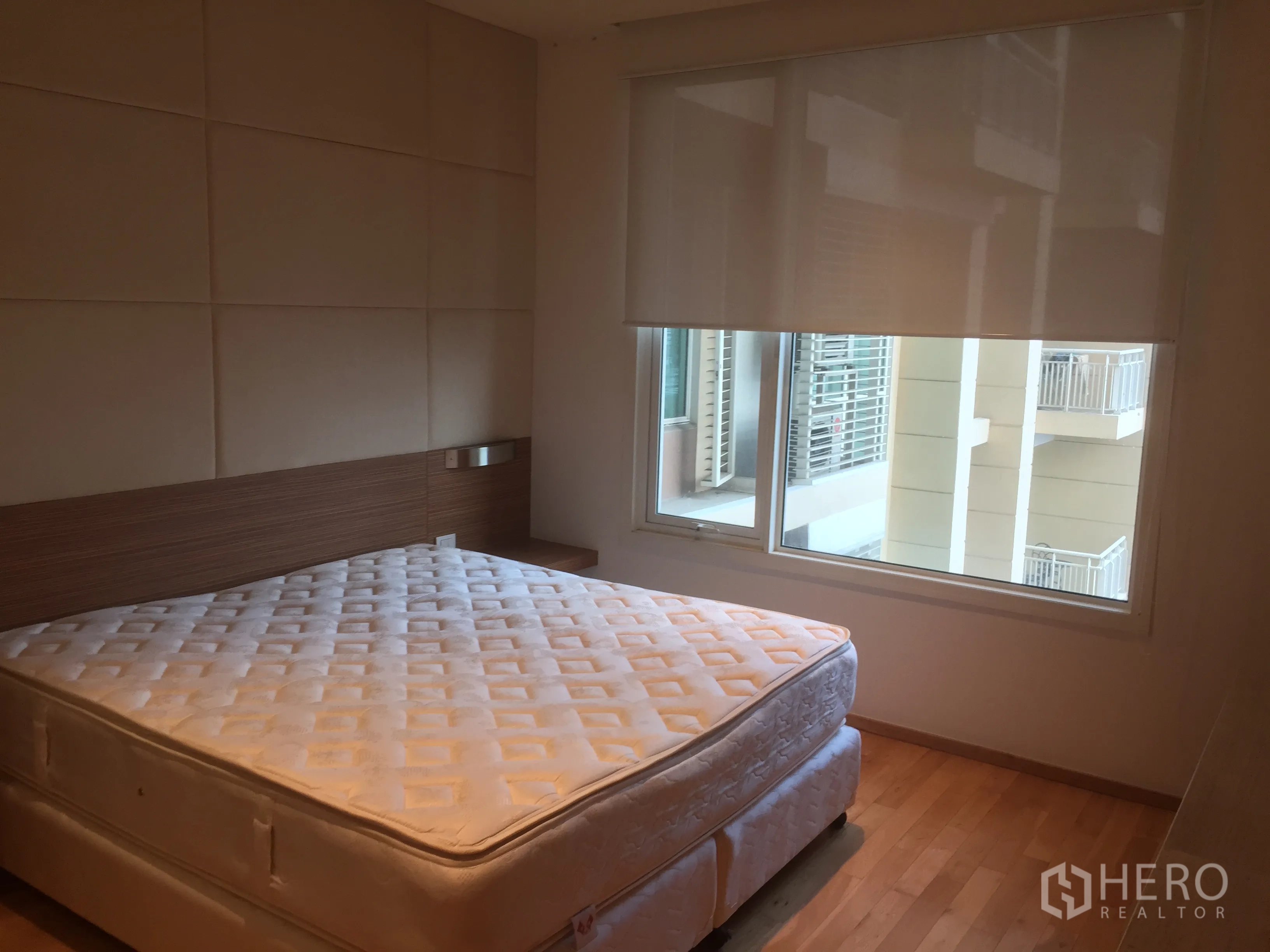 คอนโด ให้เช่าในSathon, Bangkok - ห้องนอนอบอุ่น หน้าต่างบานใหญ่ ม่านม้วน พื้นไม้ และที่นอนควีนไซส์