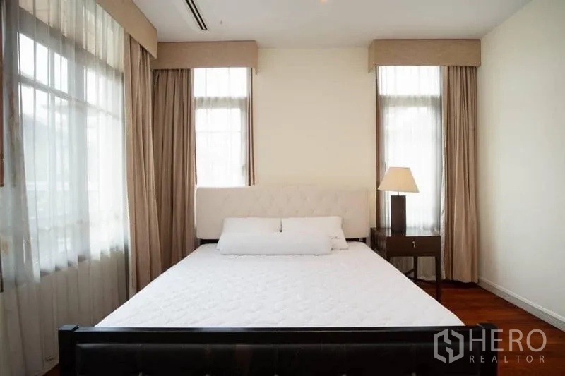 บ้าน ให้เช่าหรือขายในWatthana, Bangkok - ห้องนอนแขกพร้อมเตียง โต๊ะหัวเตียงคู่ ผ้าม่าน และหน้าต่างทรงสูง
