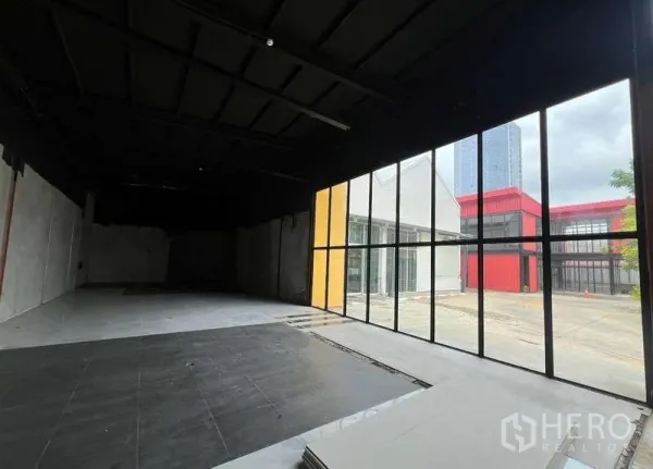零售空间 出租在Bang Na, Bangkok - 宽敞店铺，落地窗采光良好，可眺望现代商业区内庭。