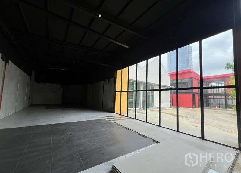零售空间 出租在Bang Na, Bangkok - 宽敞店铺，落地窗采光良好，可眺望现代商业区内庭。