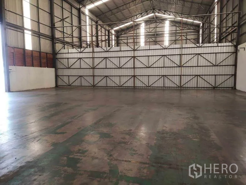 Warehouse for rent in Mueang Samut Sakhon, Samut Sakhon - Rear section showing truss structure and translucent panels providing natural light.