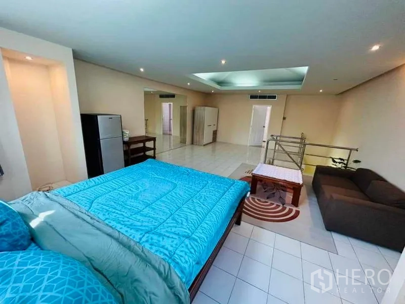 สำนักงานที่บ้าน ให้เช่า - ชั้นห้องนอนขนาดใหญ่ เพดานสกายไลท์ เตียง โซฟา และบันไดราวสแตนเลส