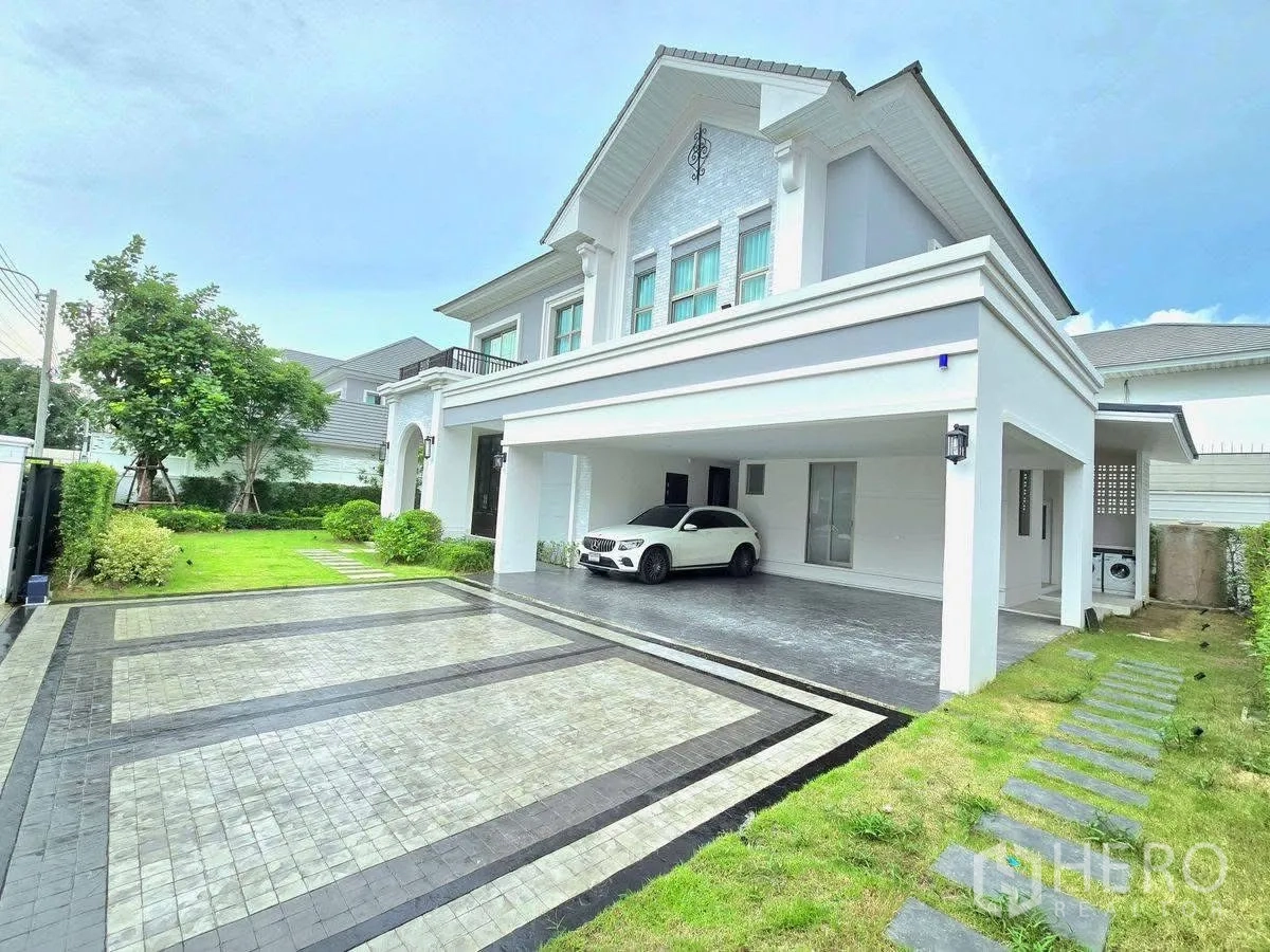 บ้านเดี่ยว for rent or sale in Bang Phli, Samut Prakan - ลานจอดรถหน้าบ้านปูแผ่นทางเท้ากว้าง มีหลังคา และสนามหญ้าพร้อมทางเดินแผ่นทาง