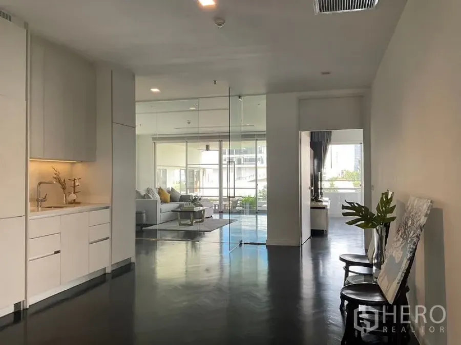 Apartment for rent in Sathon, Bangkok - Bright entry with pantry and glass partition opening to the living room.