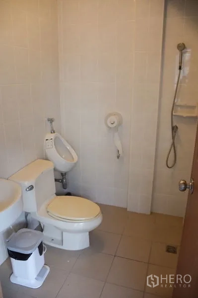 Townhouse for rent in Watthana, Bangkok - Tiled bathroom with toilet, urinal and wall-mounted shower.